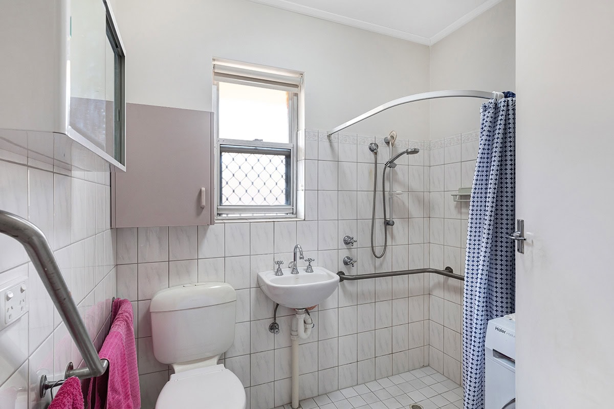 unitingsa-wesley-court-retirement-living-bathroom