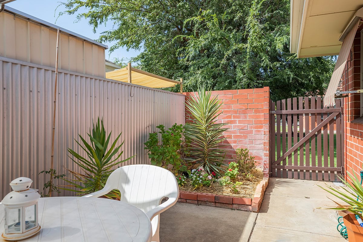 unitingsa-wesley-court-retirement-living-private-courtyard